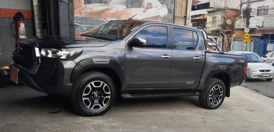 TOYOTA HILUX 2.8 D-4D TURBO DIESEL CD SRV 4X4 AUTOMÁTICO TOYOTA HILUX 2.8 D-4D TURBO DIESEL CD SRV 4X4 AUTOMÁTICO